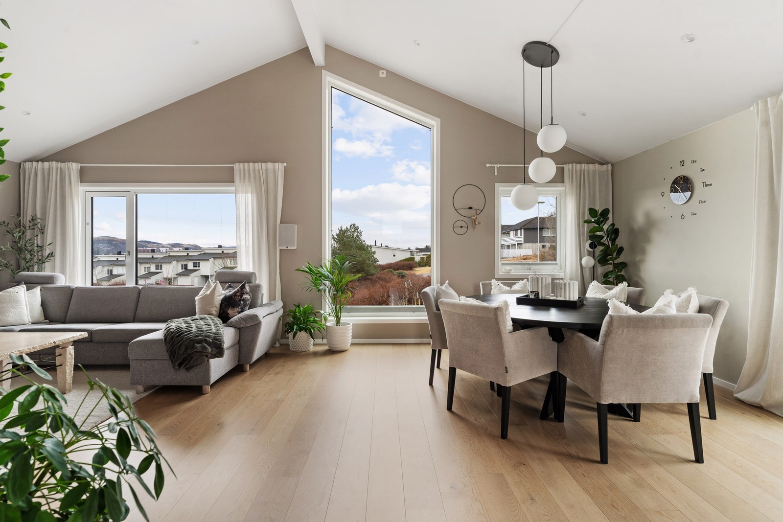 Stue areal gir rikt med plass til både sittegruppe og store spisemøbler om ønskelig. Galleribilde