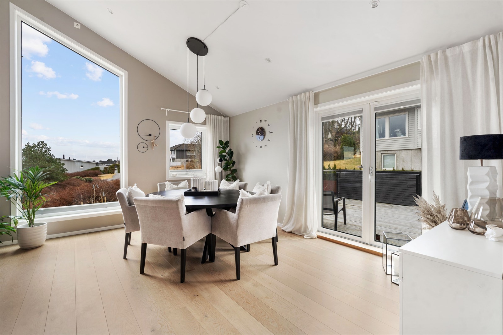 Etasjen har 2 utganger til takterrasse, der ene er fra kjøkken mens den andre er her ved stuen. Galleribilde