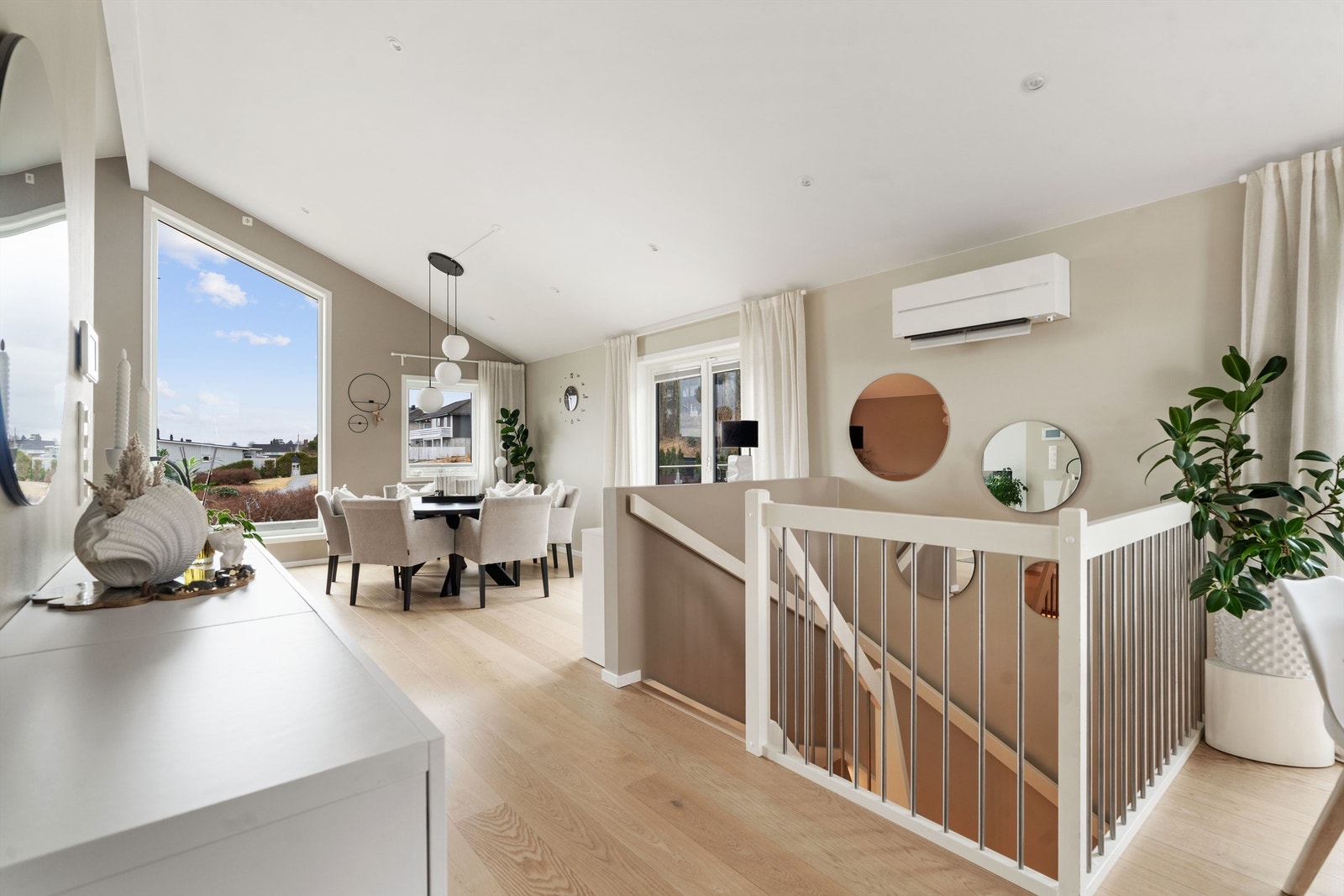 Vel oppe i husets 2 etg, så er takhøyden stor og sammen med store vindusflater, gir dette en meget god romfølelse. Etasjen har også både vedovn og varmepumpe. Galleribilde