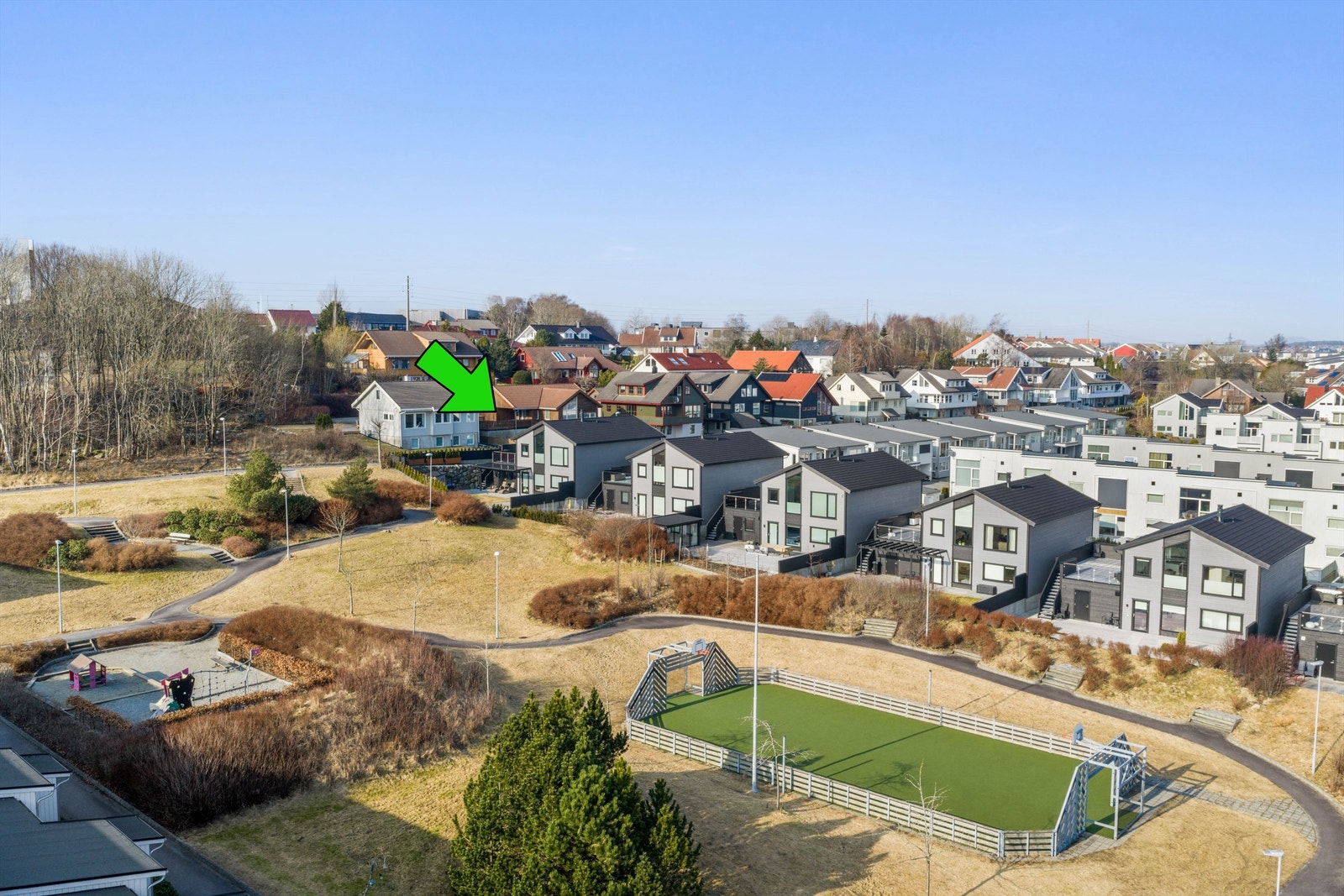 Høydefoto med pil mot boligen Galleribilde