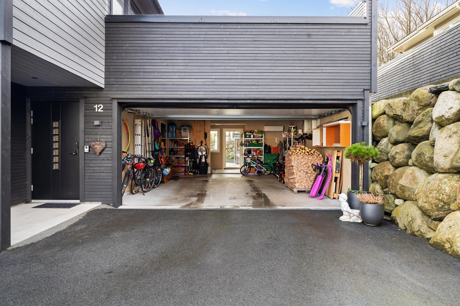 Ca. 36 kvm garasje, med bil-lader og ca. 9 kvm bod i bakkant. Det er også montert varmepumpe i garasjen. Galleribilde