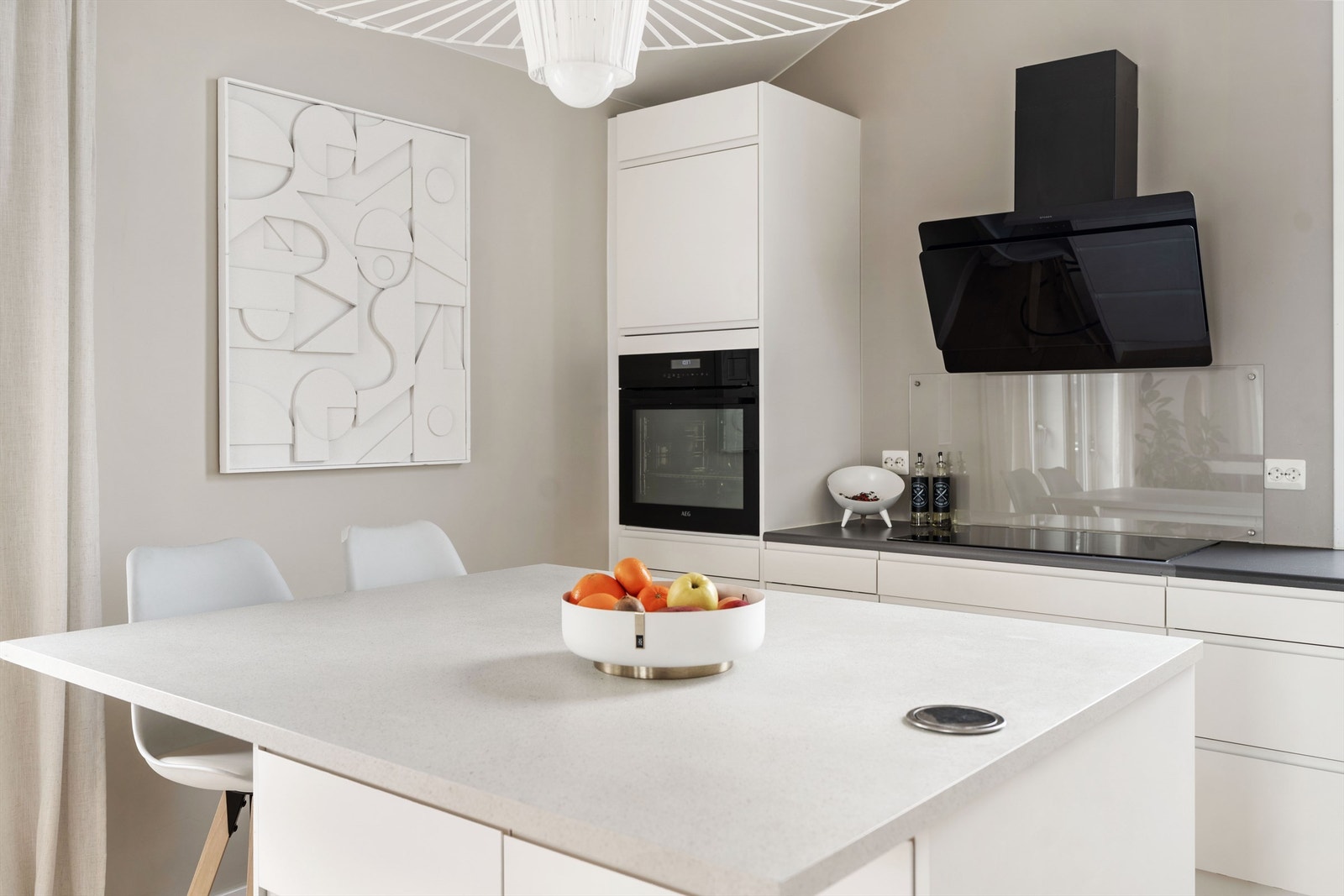 Kjøkkenøyen har nedfelt strøm uttak med både 3 stikk og usb Galleribilde