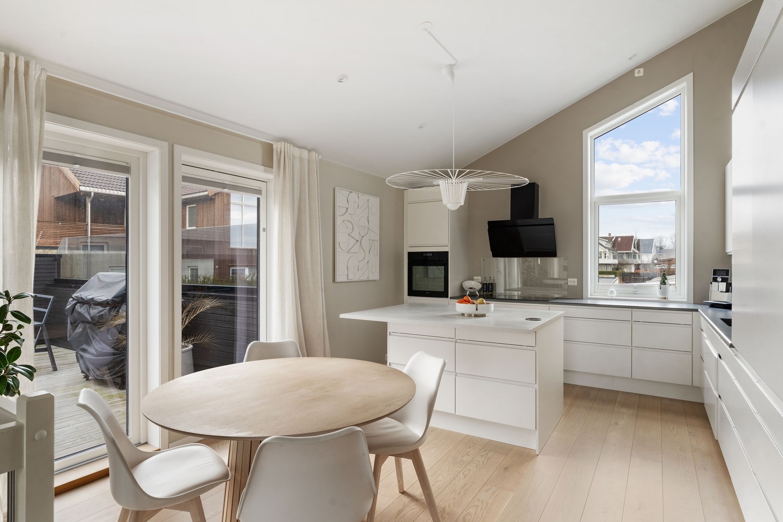 Herfra er det direkte adkomst ut til takterrassen, plass til spisemøbler og om man ønsker, er det også mulig ha barstoler rundt kjøkkenøyen. Selger har brukt dette. Galleribilde