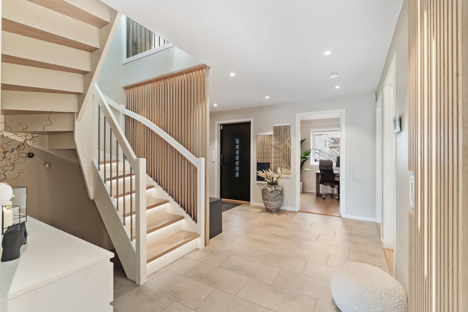 Velkommen inn. Her møtes du av en romslig flisebelagt hall/entrè som har varmekabler i gulvet. Galleribilde