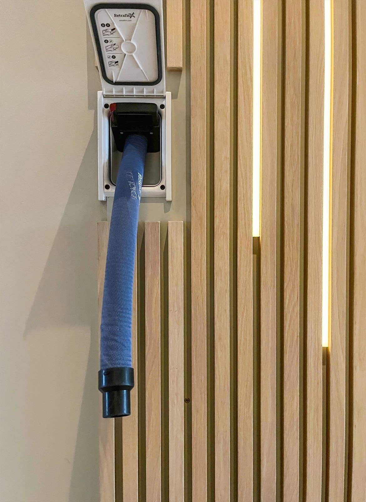 Huset har spennende løsninger, som blant annet denne utrolig praktiske "Hide a hose" løsningen på sentralstøvsugeren. Slangen trekkes lett ut av veggen når du skal støvsuge. Etter bruk trekke slangen seg selv tilbake i veggen. Enklere kan det ikke bli. Galleribilde