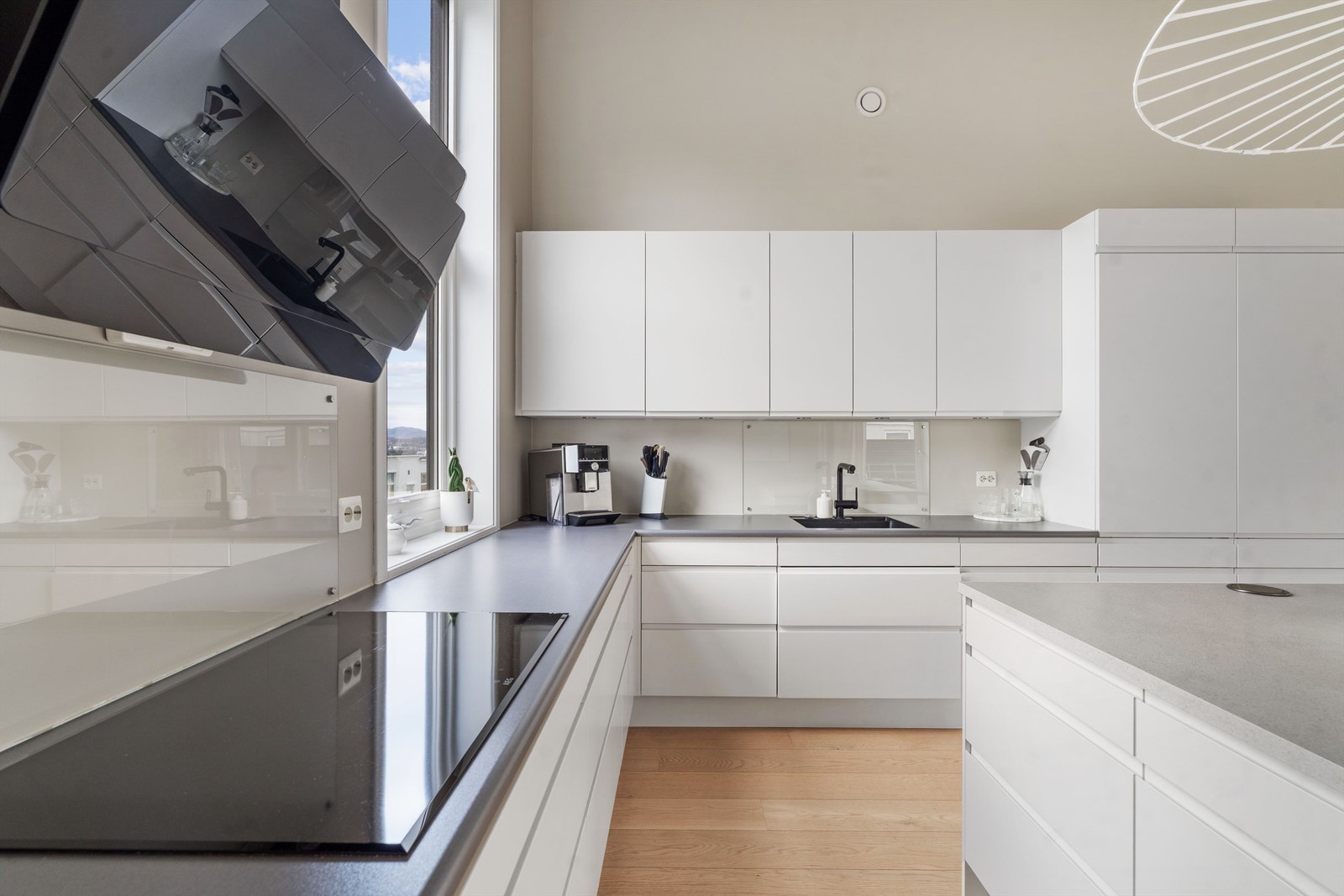 Bra med skapplass, rikelig med benkeplass, induksjonstopp, stilren ventilator m.m. Galleribilde