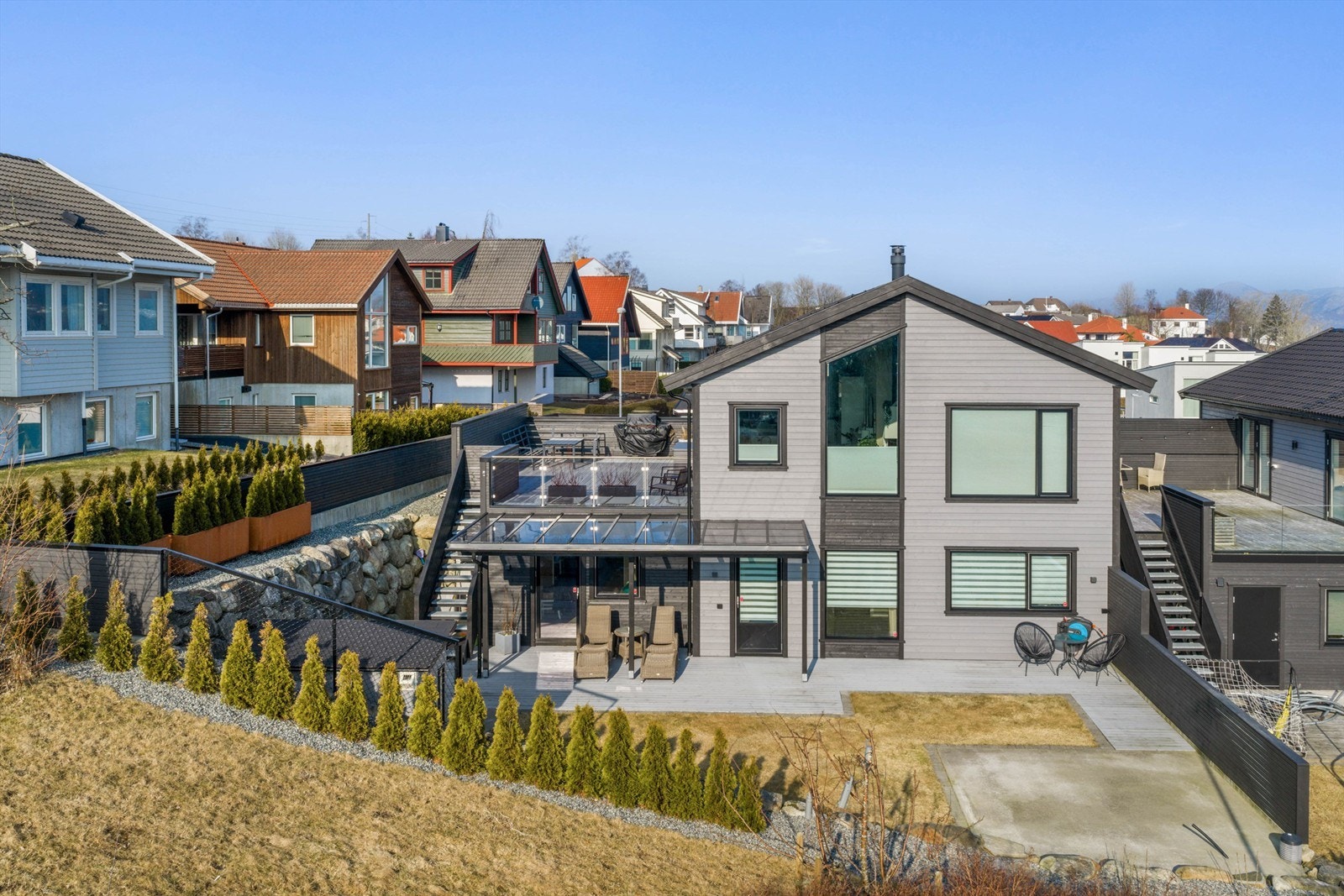 Eiendommen er solrik og ligger helt i enden av blindvei. Grenser til tursti og friareal, med et flott utsyn og ikke minst en veldig kjekk takterrasse på hele 46 kvm.
Foto: Martin Nordbø Galleribilde