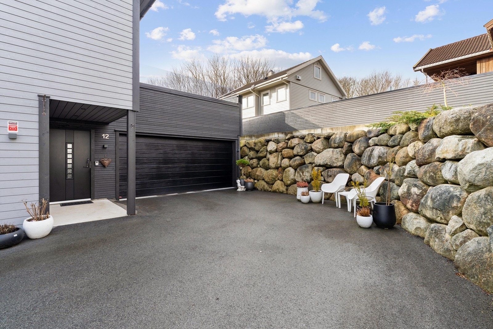 Gårdsrom mot garasje. Galleribilde