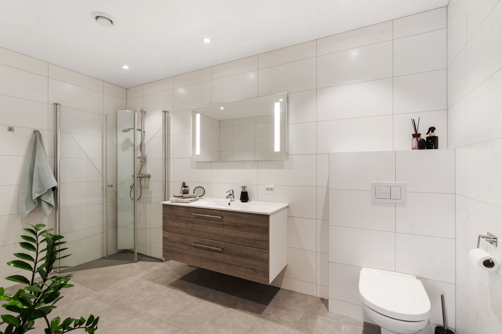 I øverste etasje er ene badet, som både har dusj og badekar. Dette ligger i tilknytning til det som i dag brukes som hovedsoverom. Galleribilde