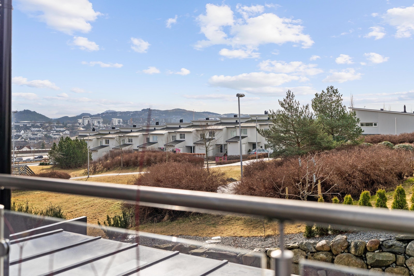 Både takterrassen og inne i stuen, har huset en fri og pen utsikt over friareal om området rundt. Galleribilde