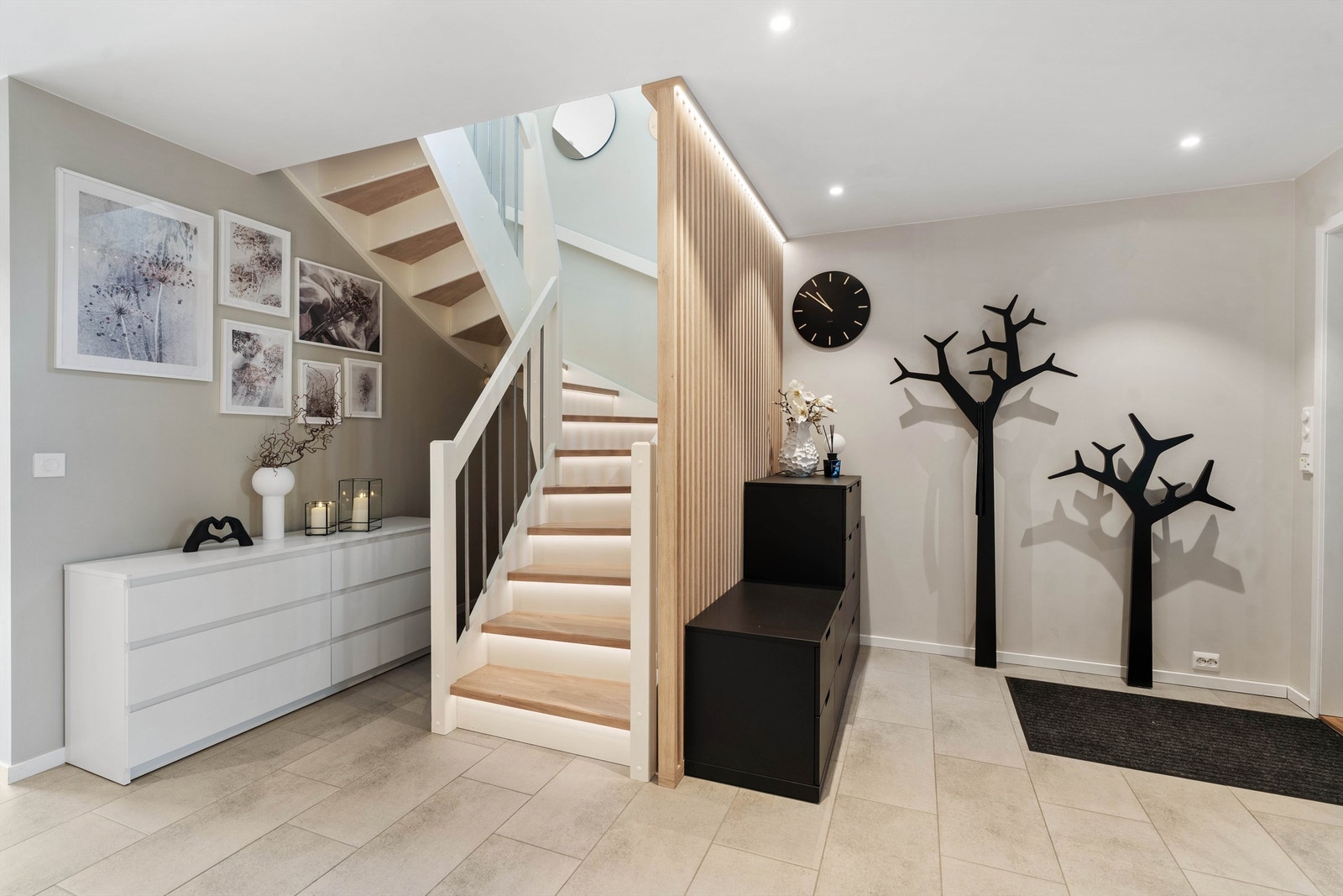 Trappen har integrert belysning under alle trappetrinn. Galleribilde