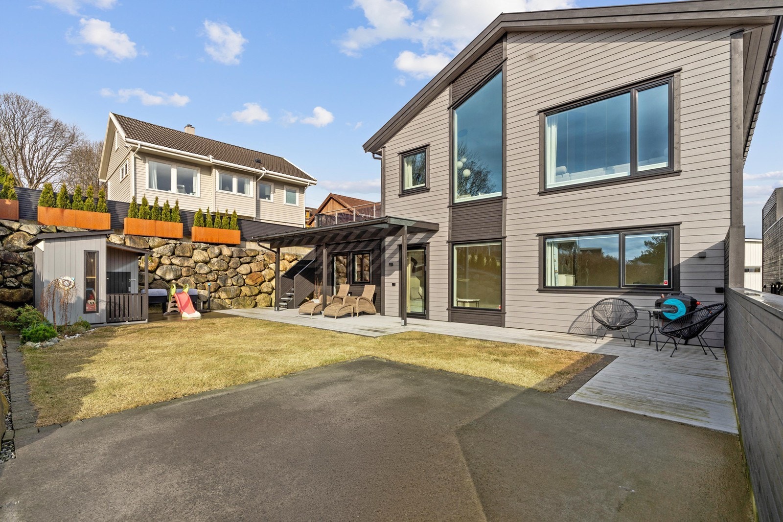 Utearealet har godt med plass til lek og moro, med platting til for eks. trampoline og koselig lekehytte som medfølger. Galleribilde