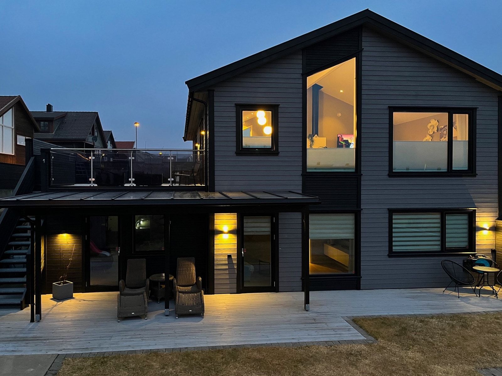 Fasaden har pen utebelysning Galleribilde