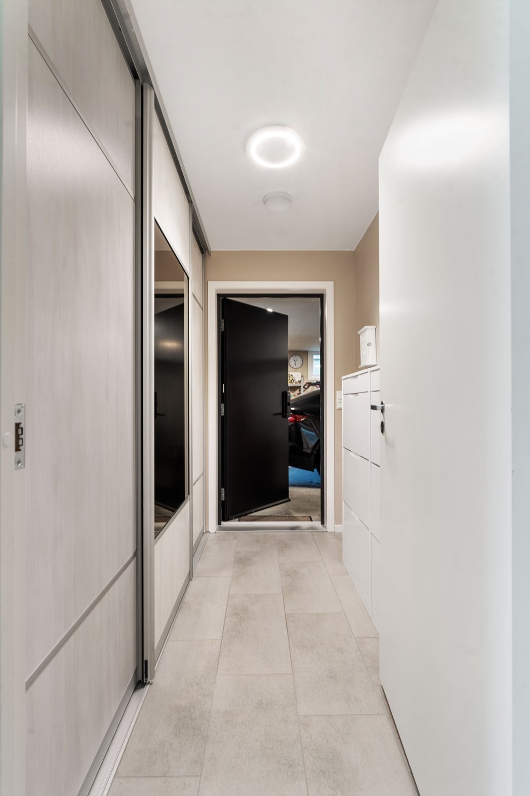 Gang / bi-inngang, med skyvedørsgarderobe og med dør direkte ut til garasjen. Galleribilde