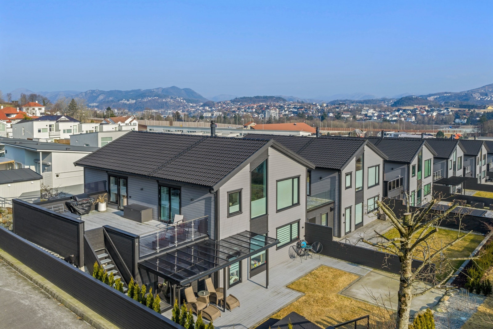 Velkommen til Sandvedøygarden 12, en nyere og innholdsrik enebolig med meget attraktiv/barnevennlig plassering. Krogsveen Sandnes, ved Tom Christer Hovde, ønsker velkommen til visning.
Foto: Martin Nordbø Galleribilde