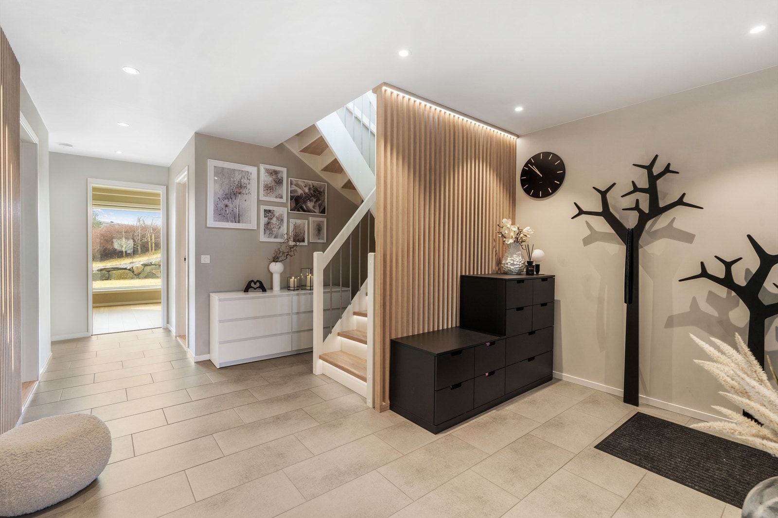 Hall / entrè. Dør i bakkant er inn til TV-stue som har utgang til hagen Galleribilde