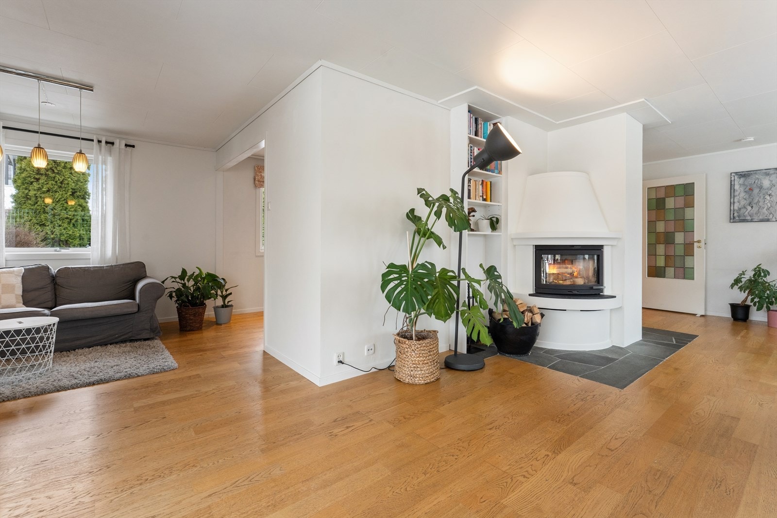 Her er det mulighet for herlig peiskos. Boligen har praktisk sentralstøvsuger. Galleribilde