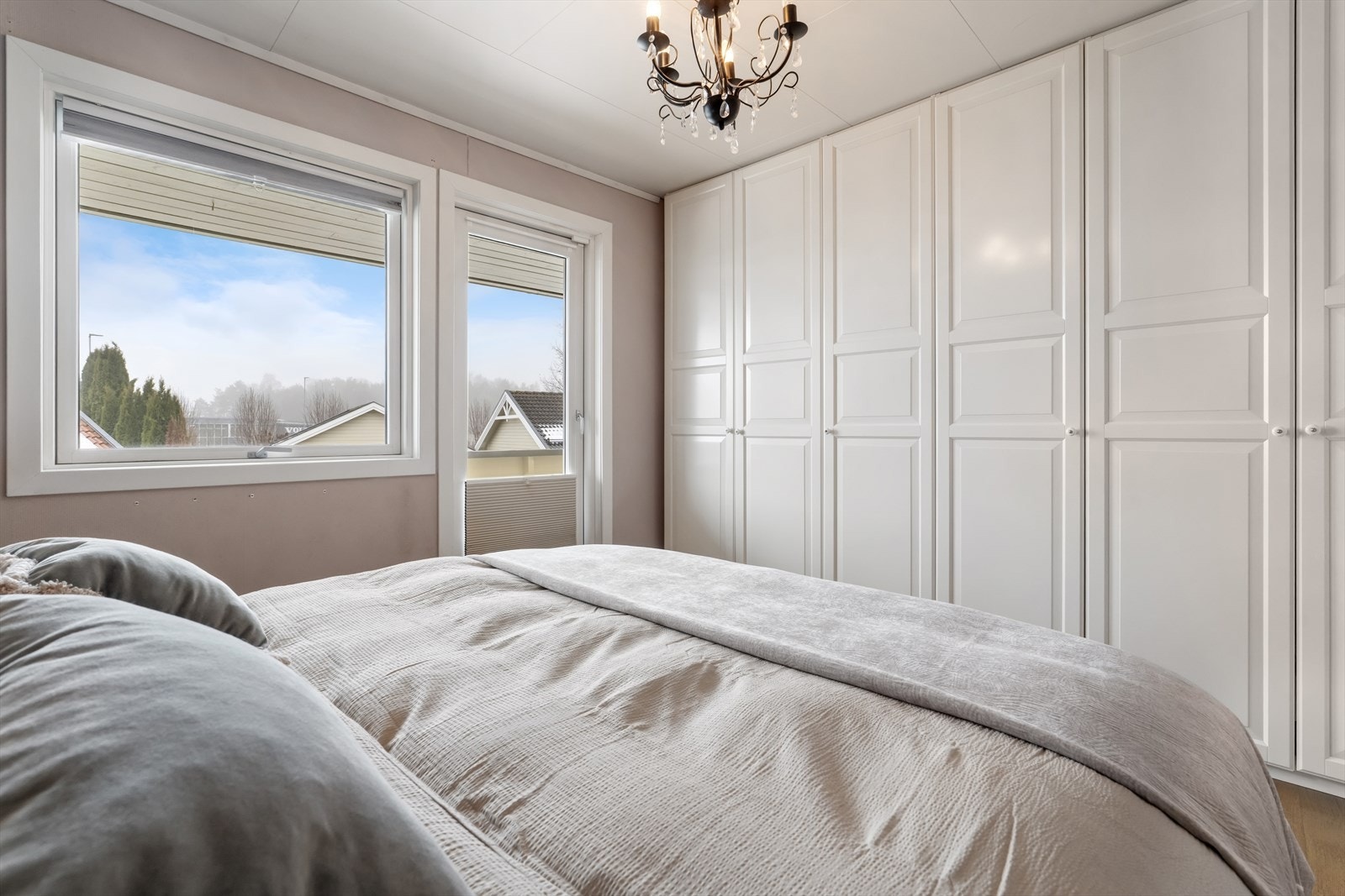 Hovedsoverommet har nyere garderobeskap og utgang til overbygget veranda. Galleribilde