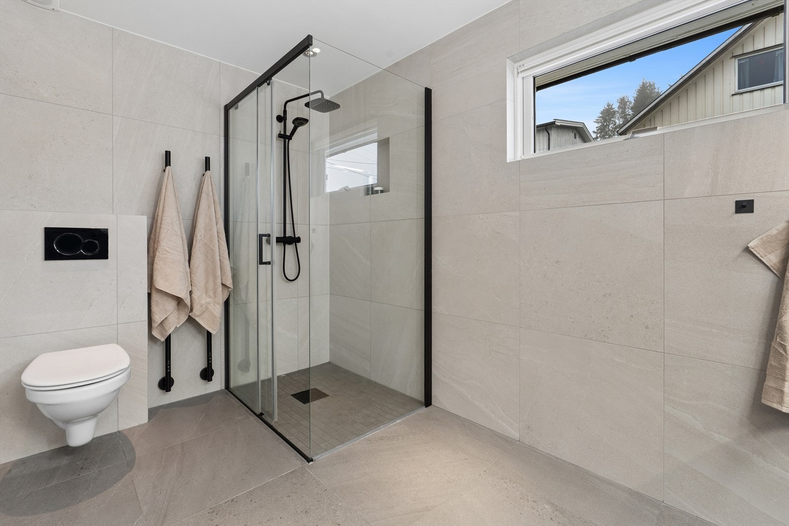 Dusj med vegger og skyvedør av glass. Galleribilde