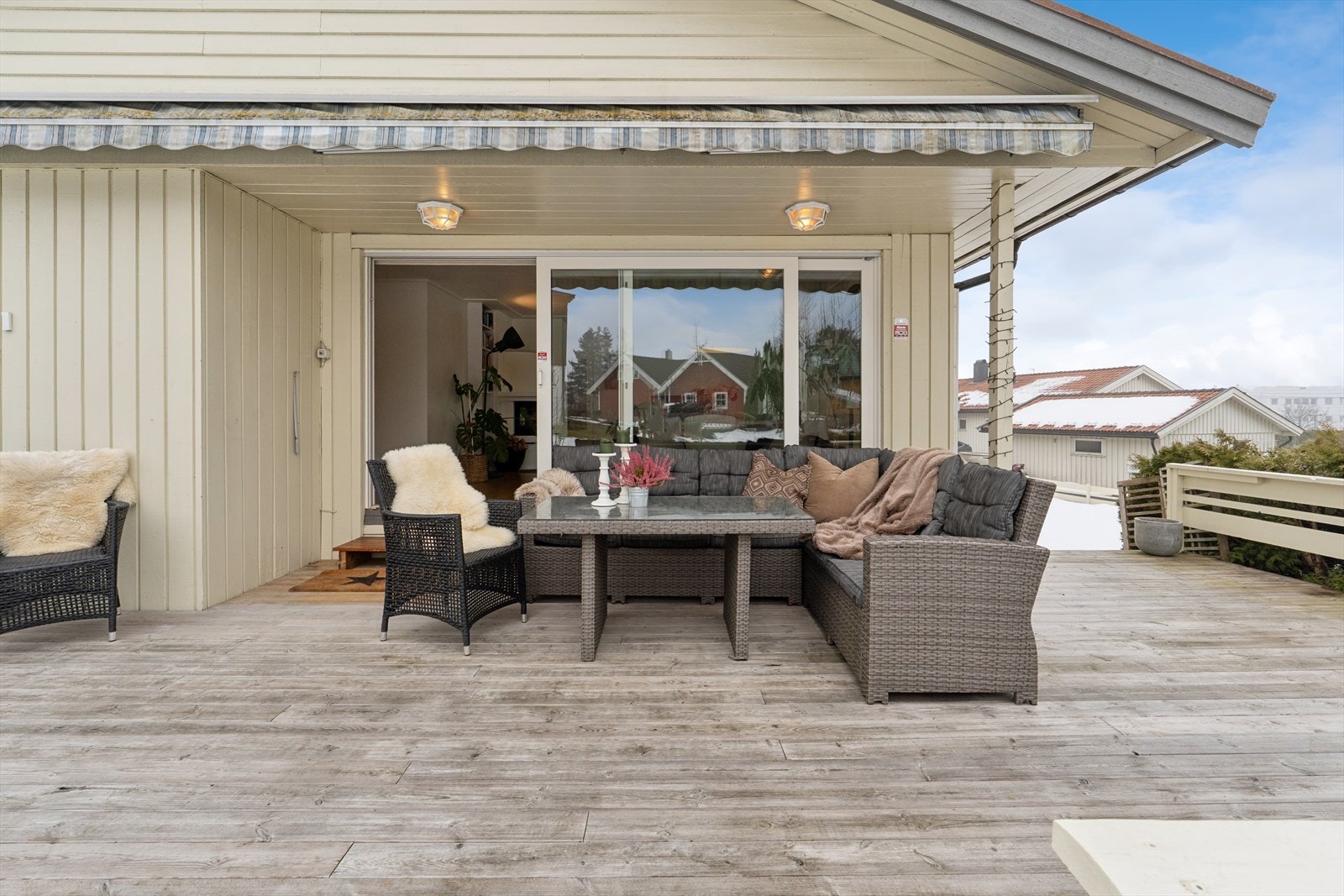 Fantastiske terrasse på ca 33 m², hvorav deler er ovebygget. I tillegg er det markise som kan forlenge sesongen og gi behagelig skygge på varme sommerdager. Galleribilde