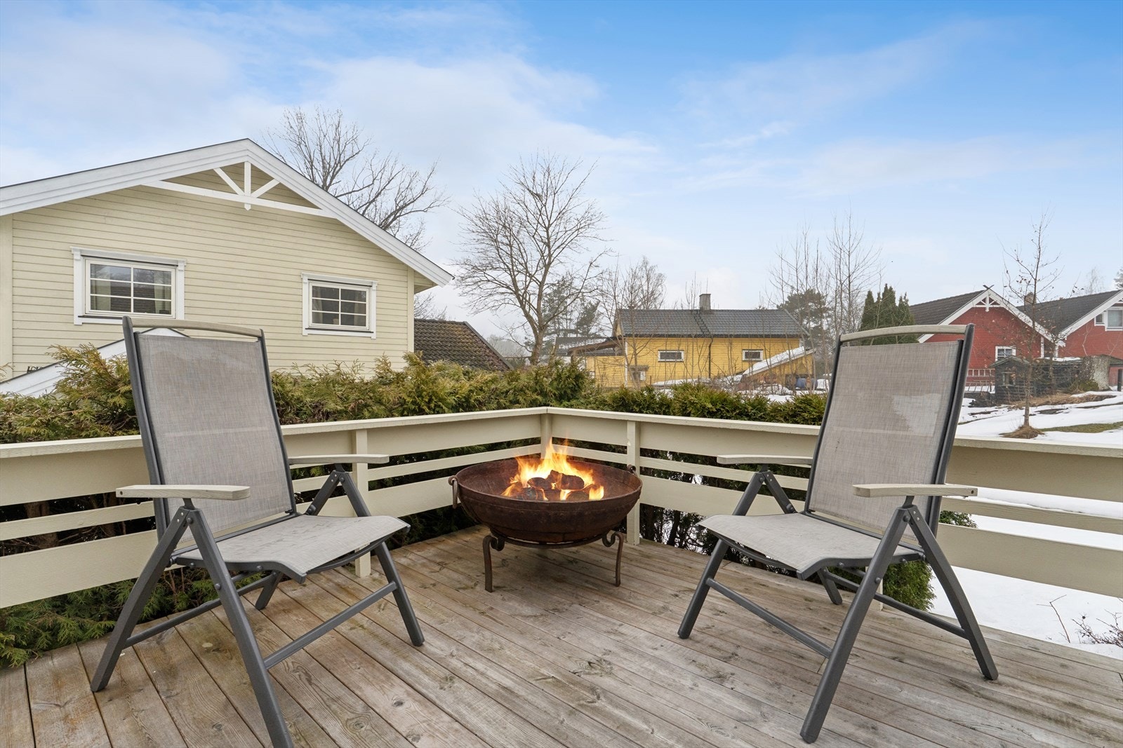 Fra terrassen går du rett ut i en barnevennlig hage - et trygt og fint område for lek og aktivitet. Galleribilde