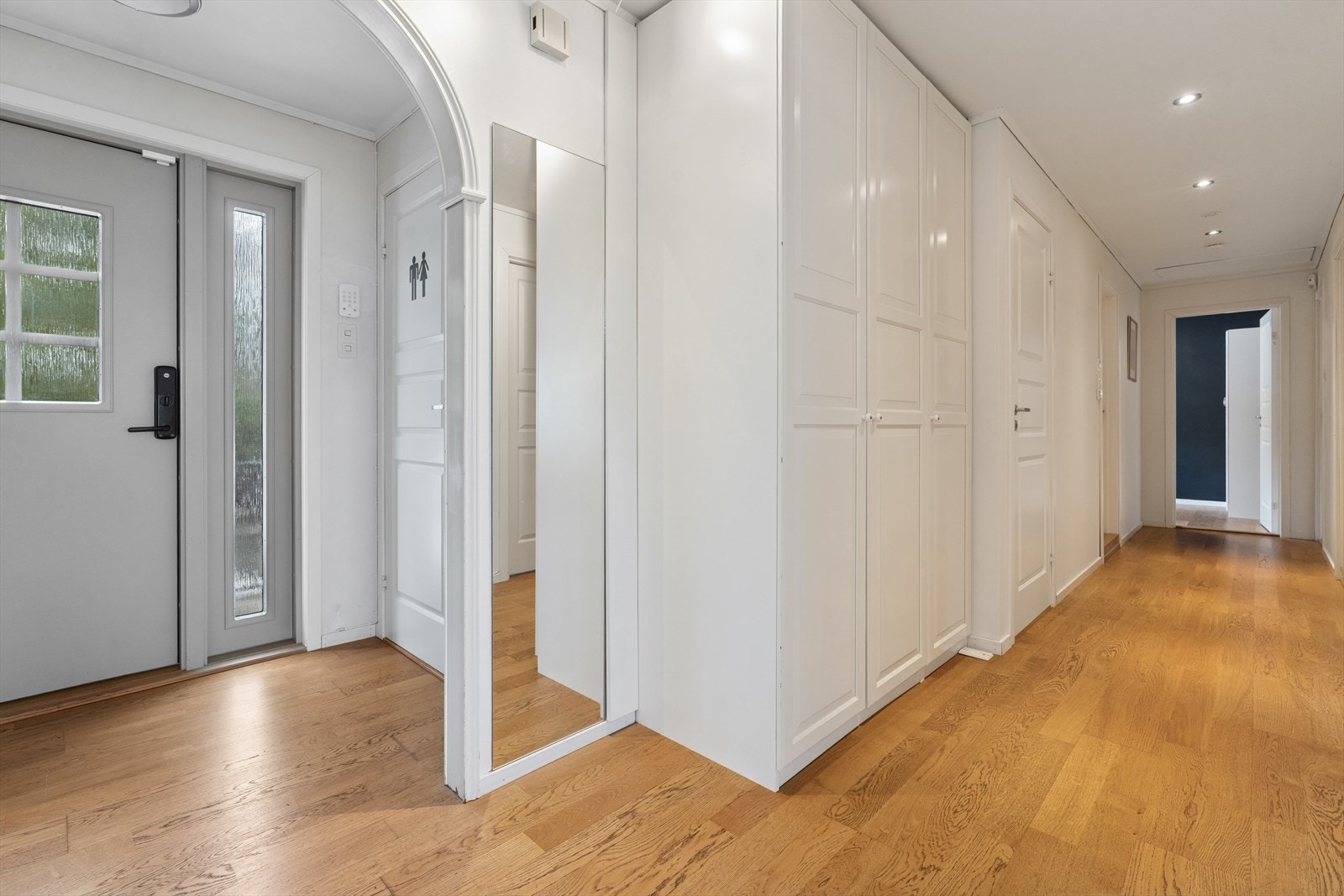 Videre inn har vi innergang med ytterligere plass til oppbevaring. Galleribilde