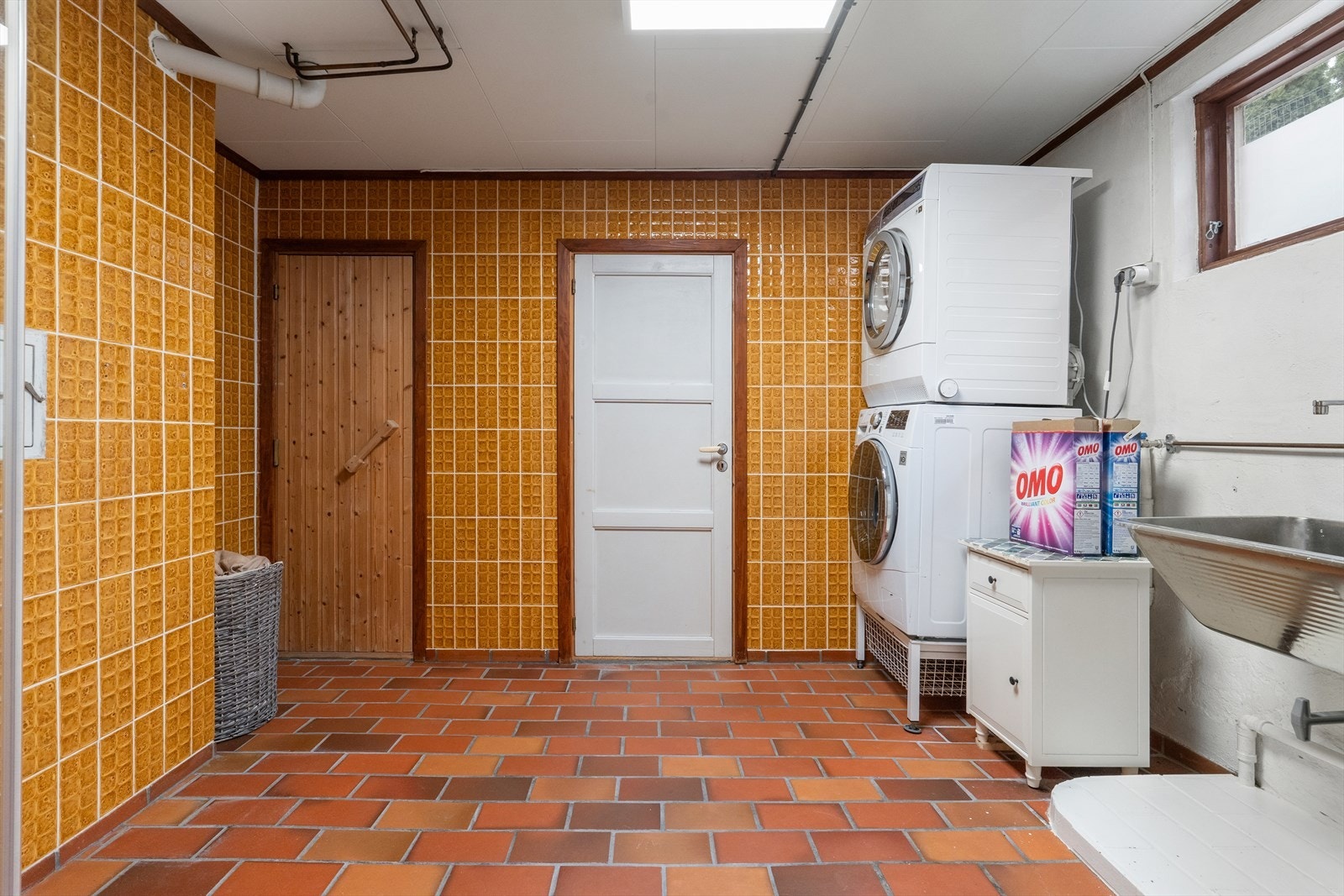 Praktisk vaskerom rett ved utgang. Inngang til to romslige boder og badstue. Vaskerommet har dusj plassert i hjørnet. Galleribilde