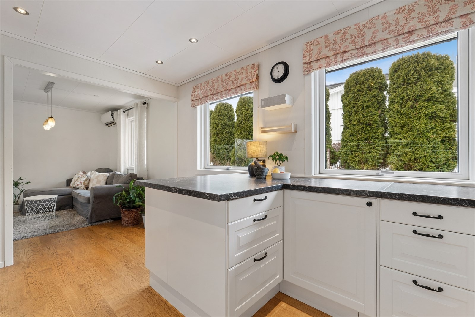 Kjøkkenet er utstyrt med integrerte hvitevarer, stekeovn i høyskap, oppvaskmaskin i benk og en nedfelt induksjonstopp. Galleribilde