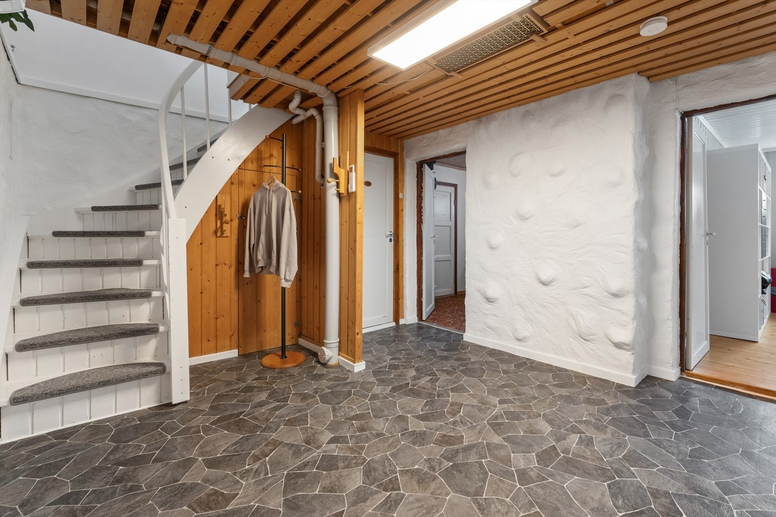 Kjellergangen med egen inngang. Her er det også en separat WC. Galleribilde