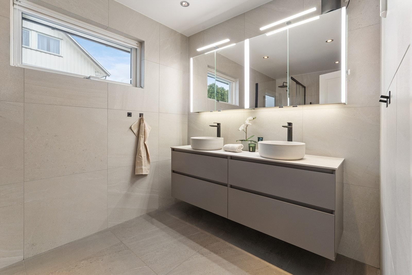 Stort og moderne bad fra 2023. Galleribilde