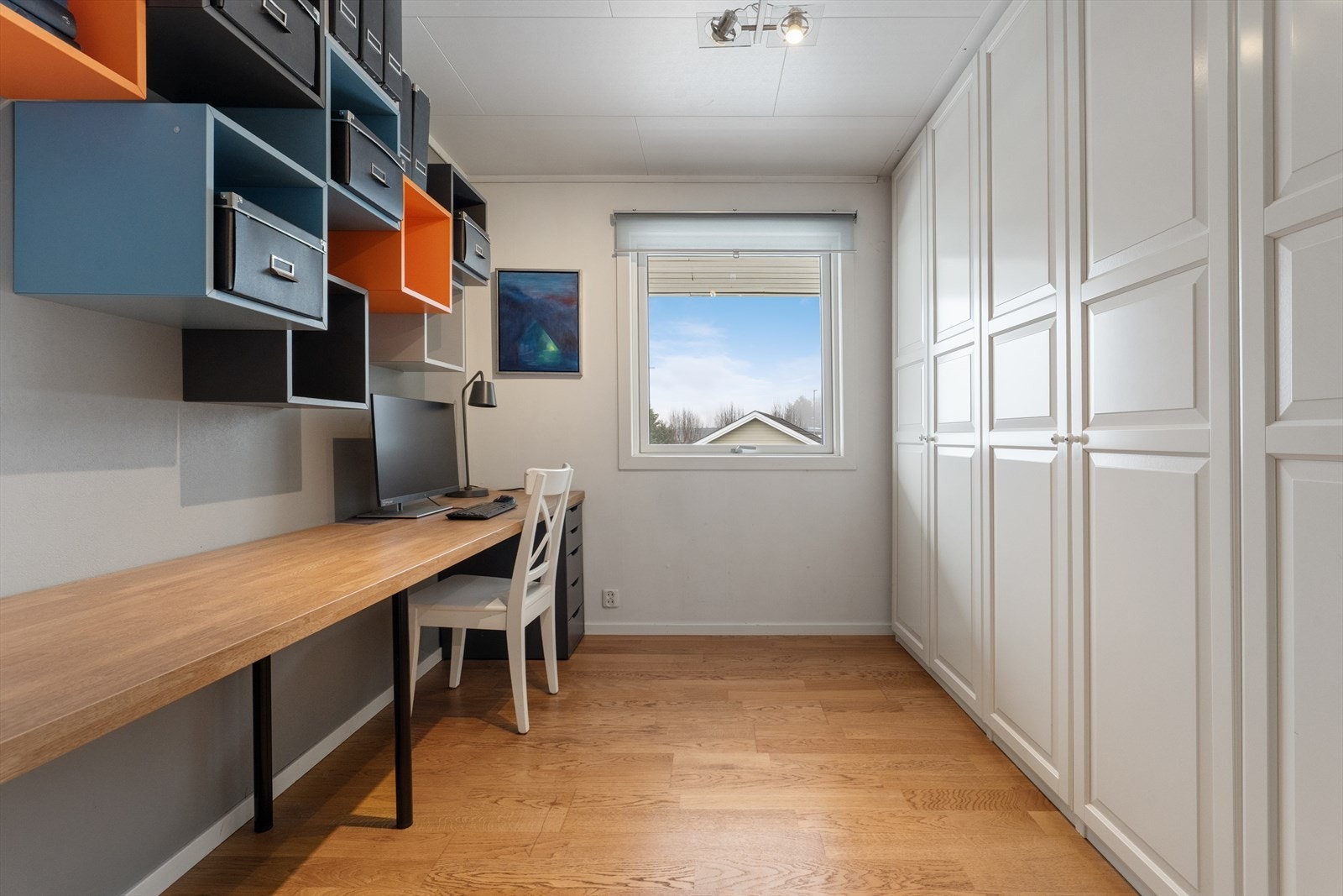 Soverom 4 benyttes i dag som kontor. Mellom kontor og soverom 3 er det satt opp lettvegg for å få ekstra rom. Dette kan endres tilbake til ett stort soverom. Galleribilde