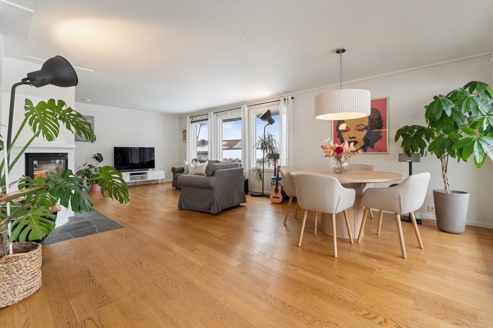 Stuen har god plass for stor sofaseksjon, i tillegg til stort spisebord. Galleribilde