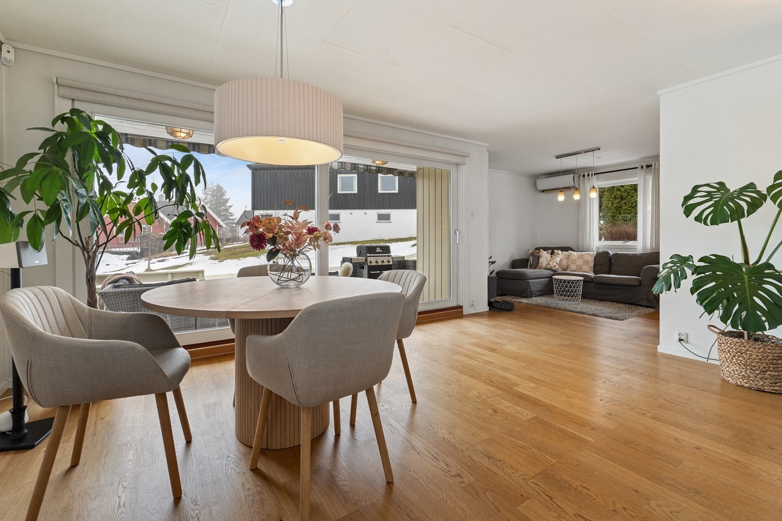 Stuen er av god størrelse og utgang til terrasse og hage via store skyvedører som åpner opp. Galleribilde