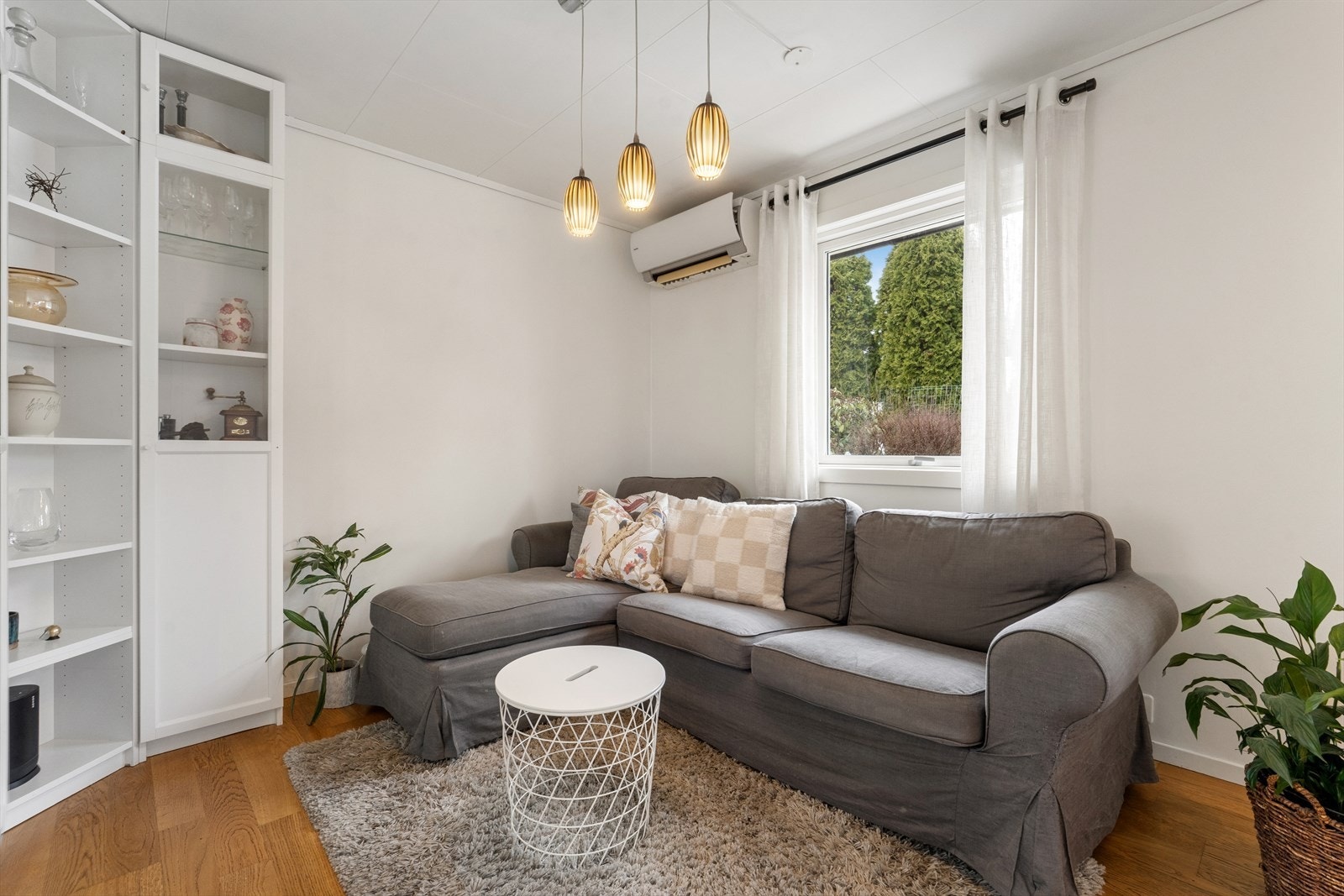 En egen ekstra stue gir et lunt og hyggelig rom for avslapning eller sosial sone inn mot kjøkken. Varmepumpen varmer godt. Galleribilde