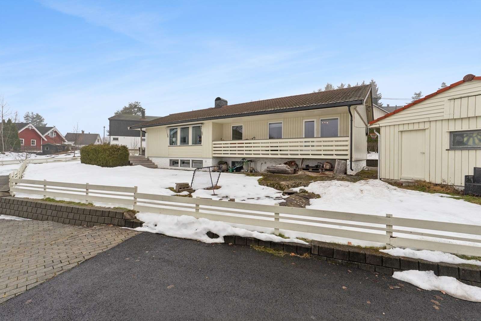 Boligen har romslig tomt med dobbelgarasje og ligger barnevennlig til i blindvei. Galleribilde