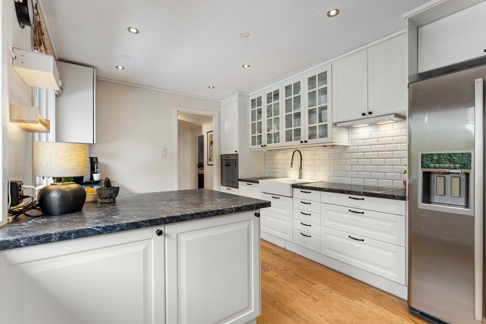 Kjøkkeninnredningen har profilerte fronter og inkluderer benkeskap, overskap samt ett høyskap for praktisk oppbevaring. Galleribilde