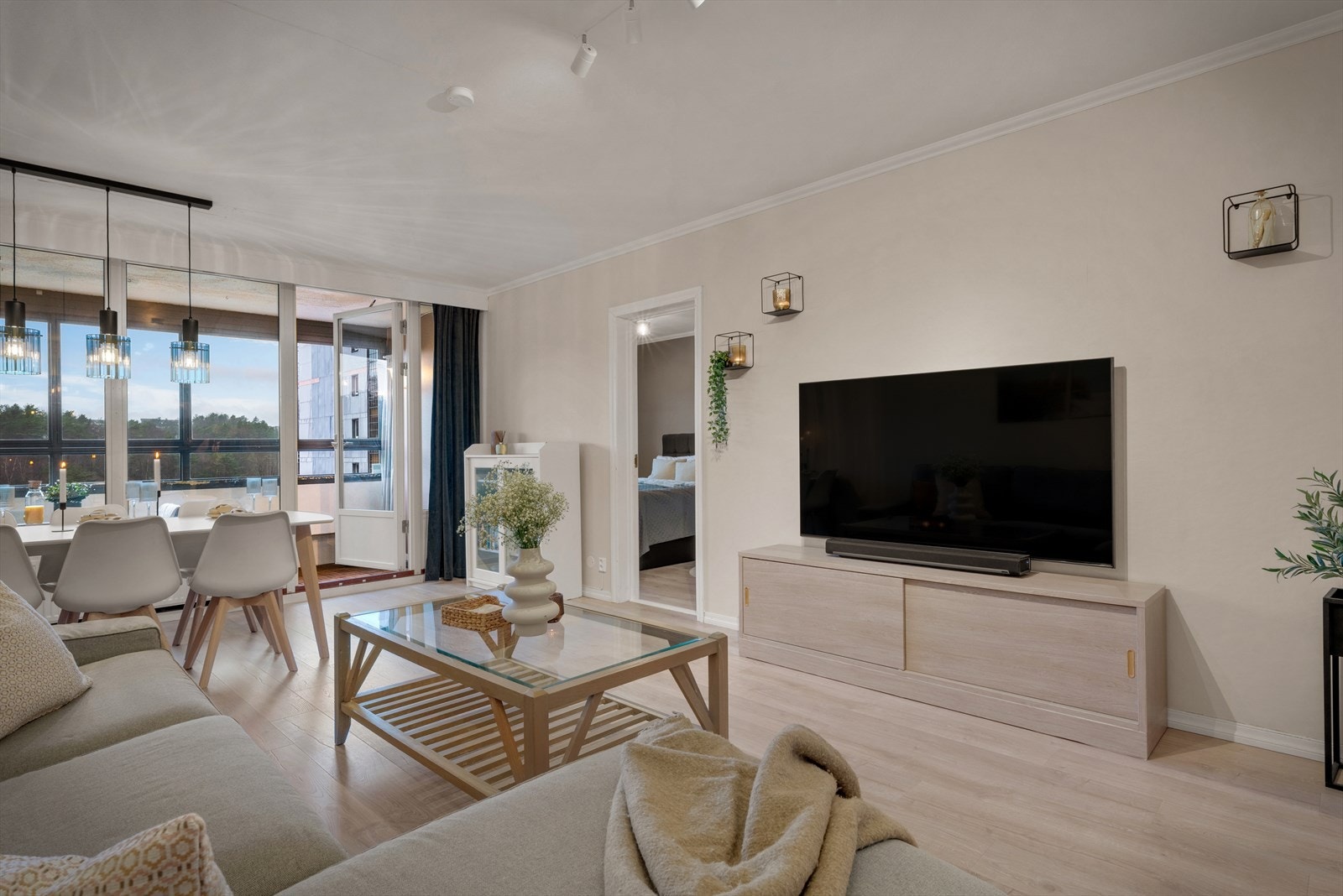 - Romslig og lys stue på 21,6 m² med gode møbleringsmuligheter og et naturlig samlingspunkt for familie og gjester - Galleribilde