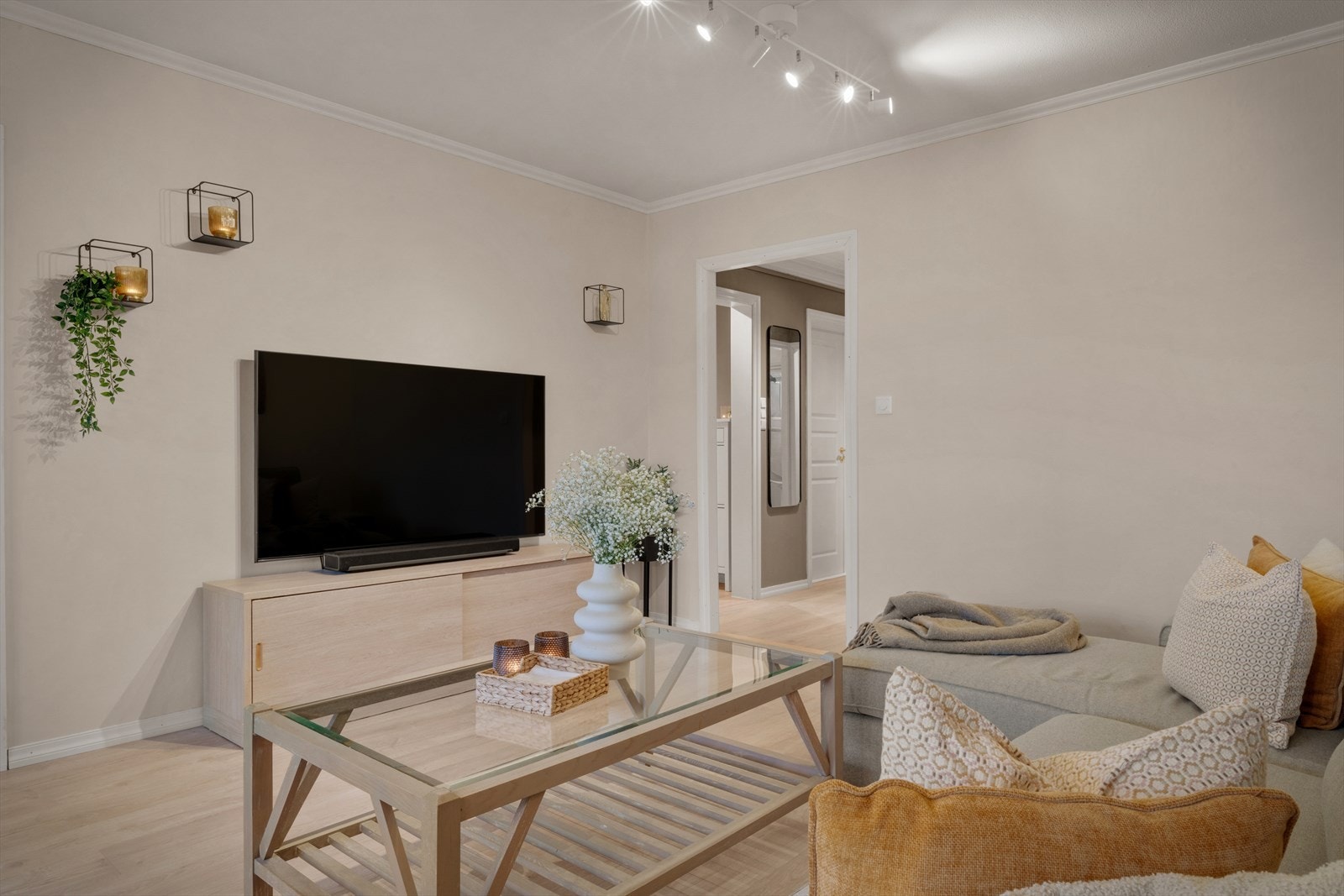 -I 2022 ble det lagt nye gulv i hele leiligheten utenom på badet- Galleribilde