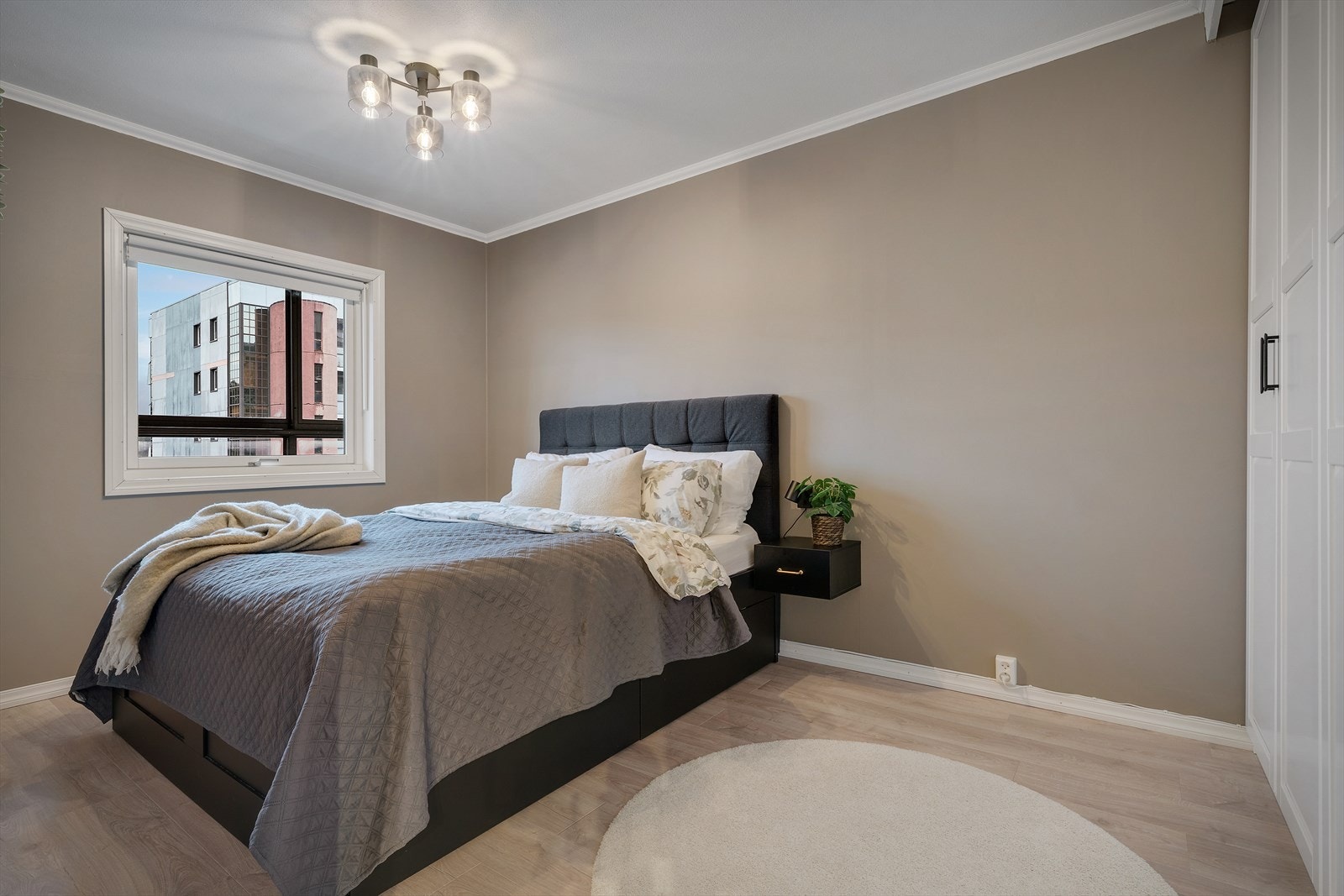 -Boligens hovedsoverom som måler hele 12,9m²- Galleribilde