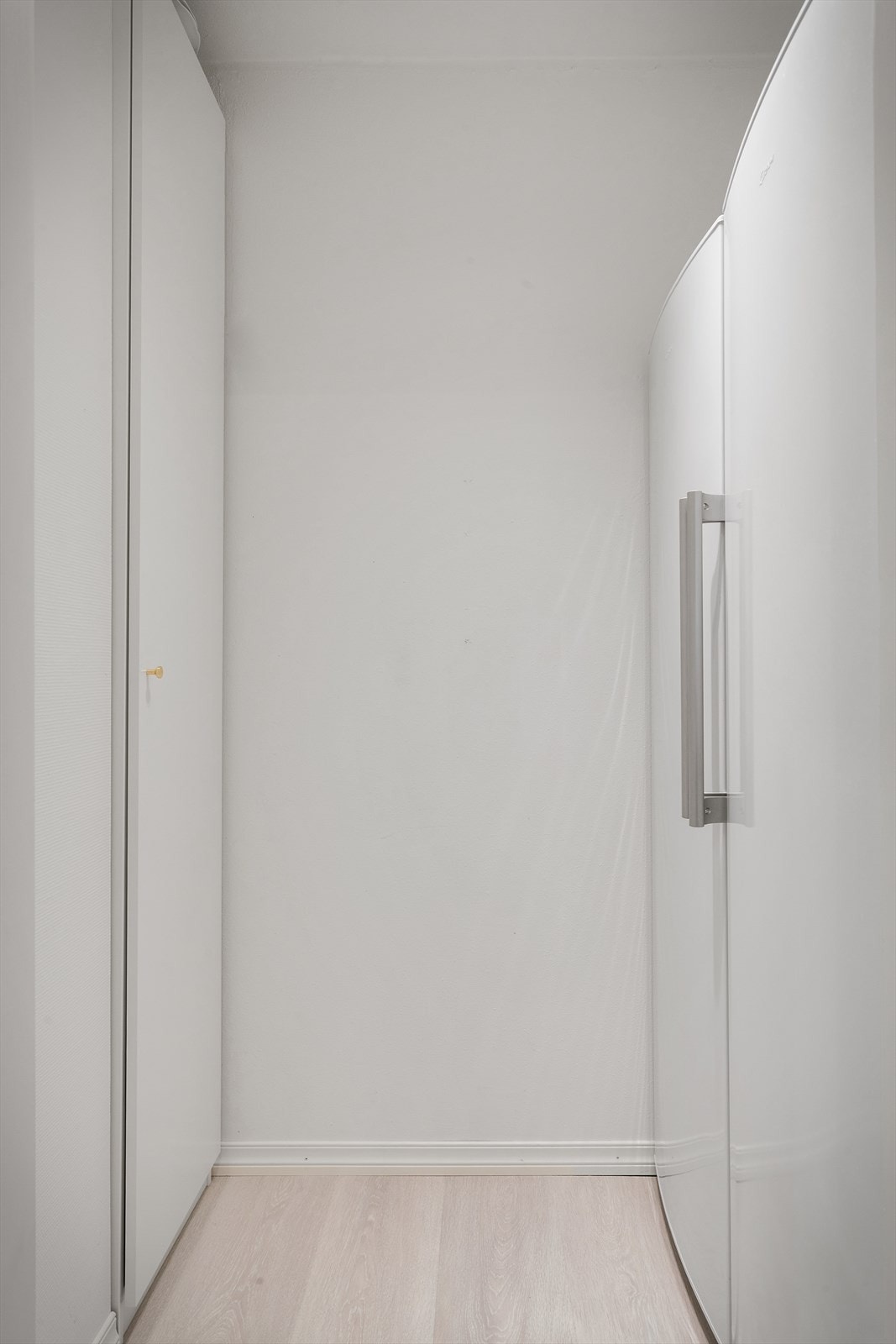 -Merk spiskammer med ekstra skapplass og mulighet for kjøleskap og fryseskap- Galleribilde