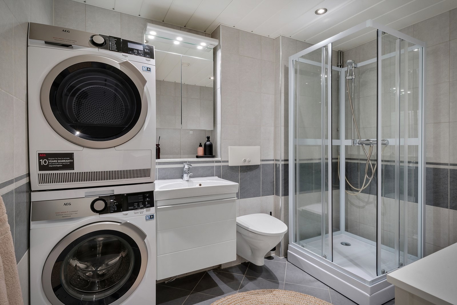 - Badet måler 6 m² og har varmekabler i gulvet - Galleribilde