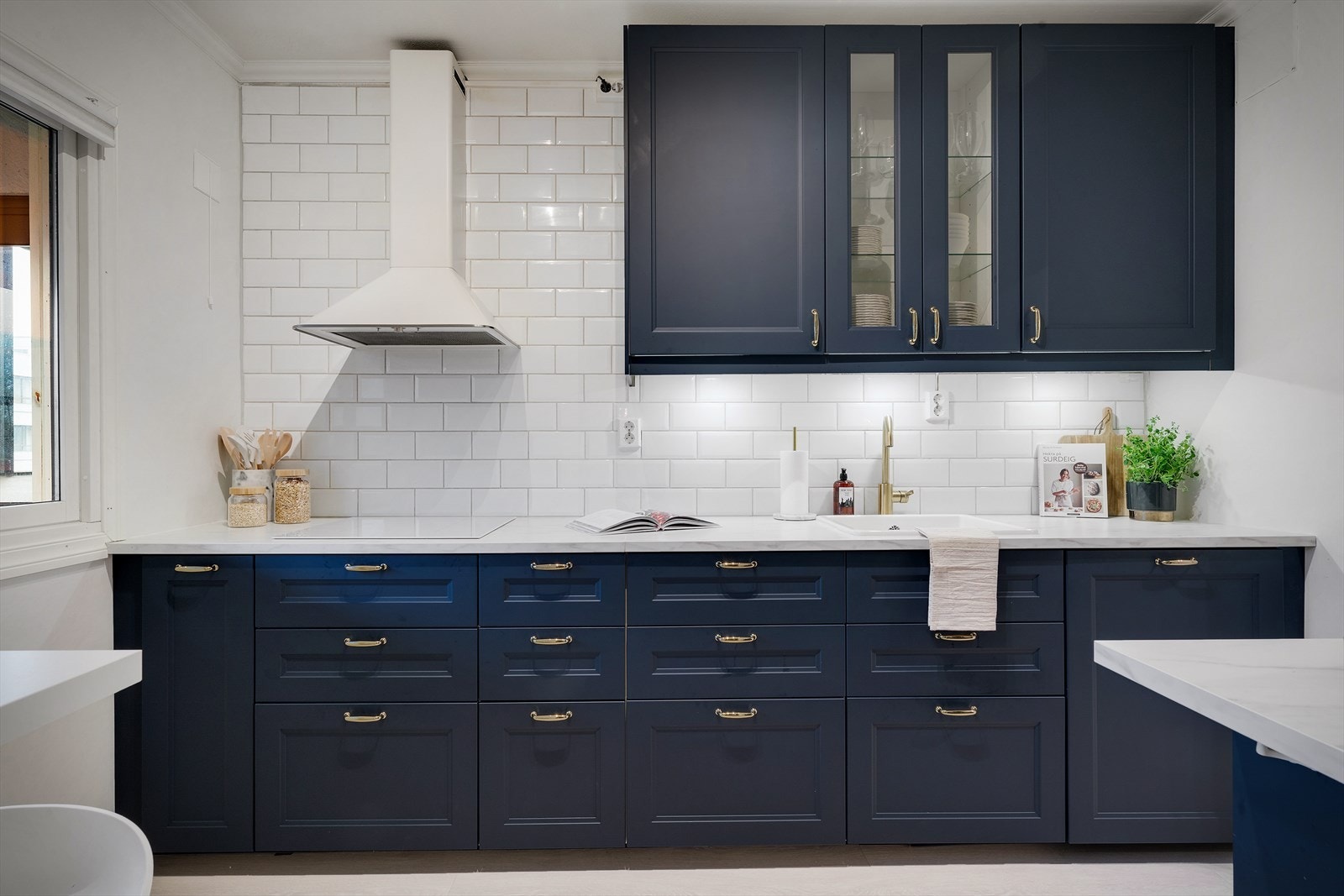 - Et lekkert kjøkken fra 2022. Delikat innredning med profilerte fronter og benkeplate av laminat- Galleribilde