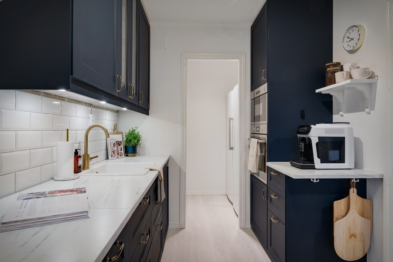 - Kjøkkenet har integrerte hvitevarer som stekeovn, oppvaskmaskin og mikrobølgeovn - Galleribilde