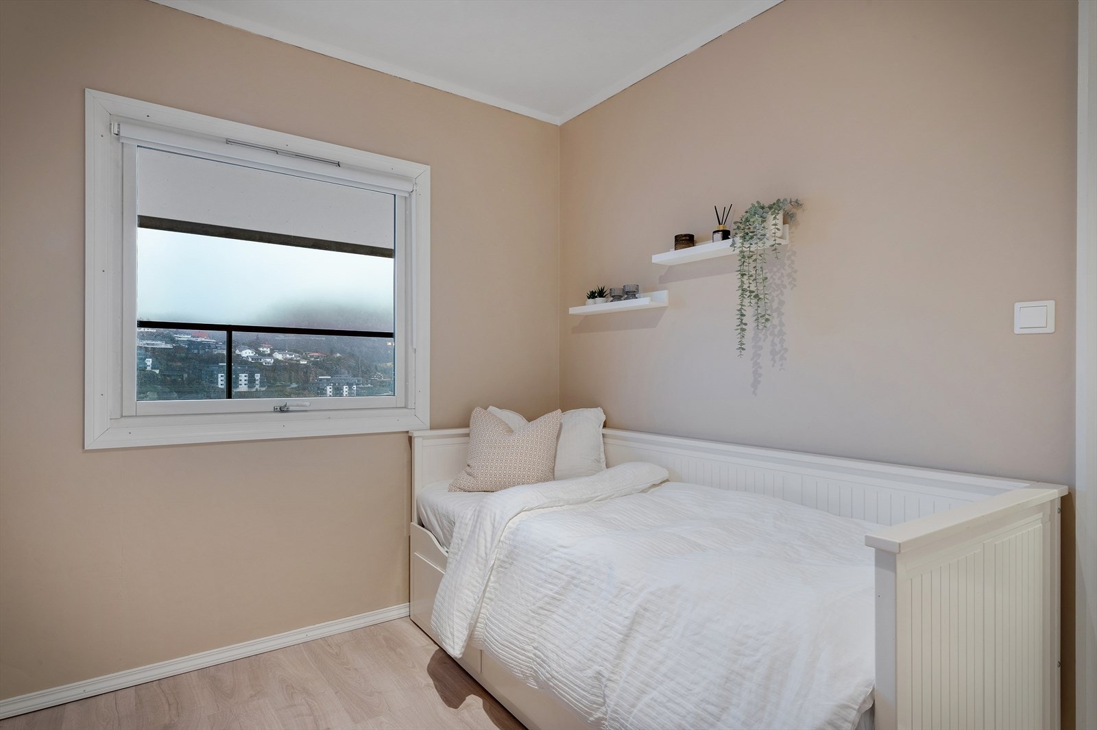 - Soverom 2 måler 8,7 m² - Galleribilde