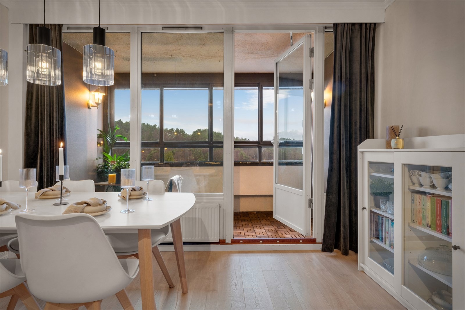 -Store vindusflater som gir rikelig med naturlig lys inn i rommet- Galleribilde