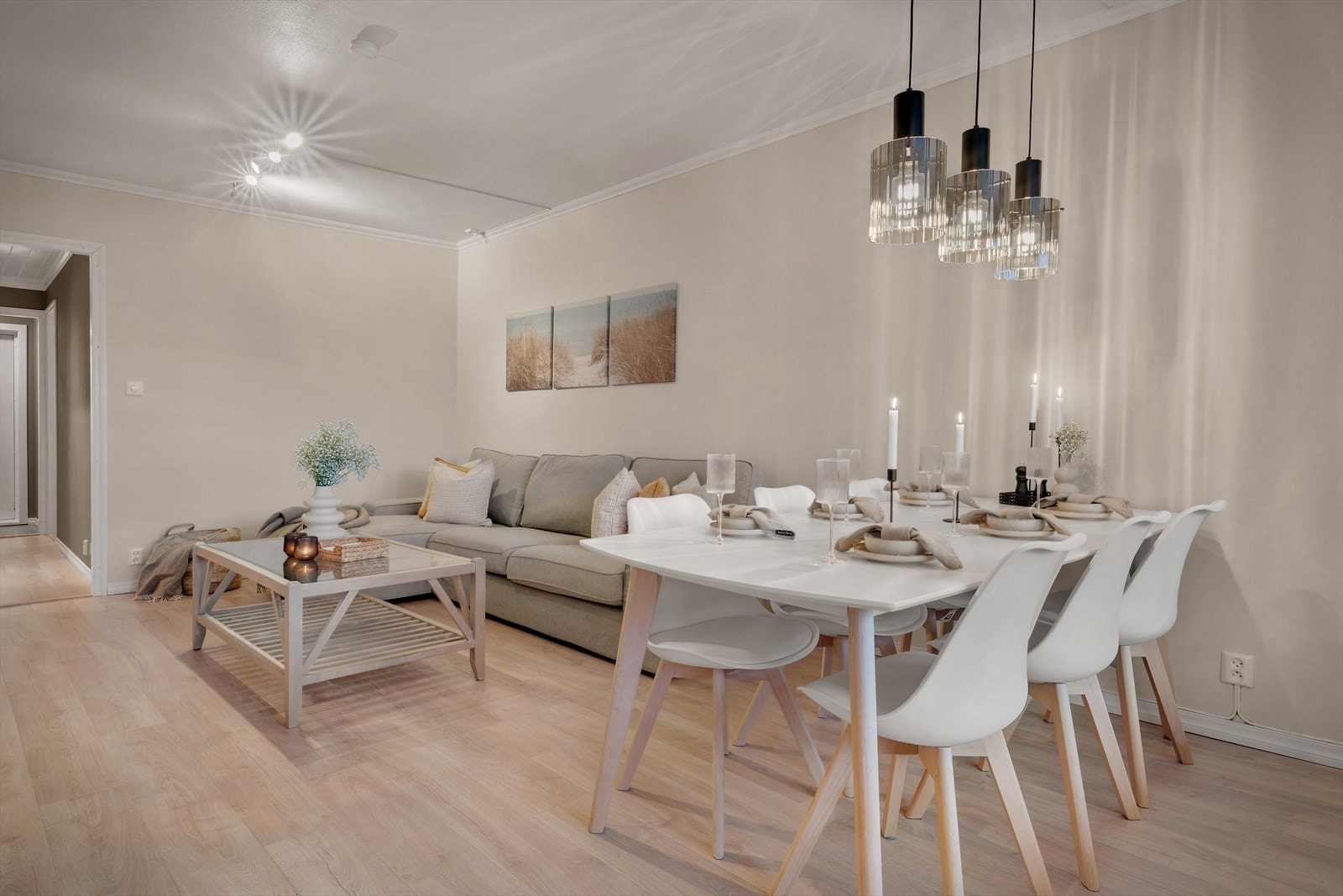 - Stuen har en praktisk utforming som gjør det enkelt å møblere etter eget ønske - Galleribilde