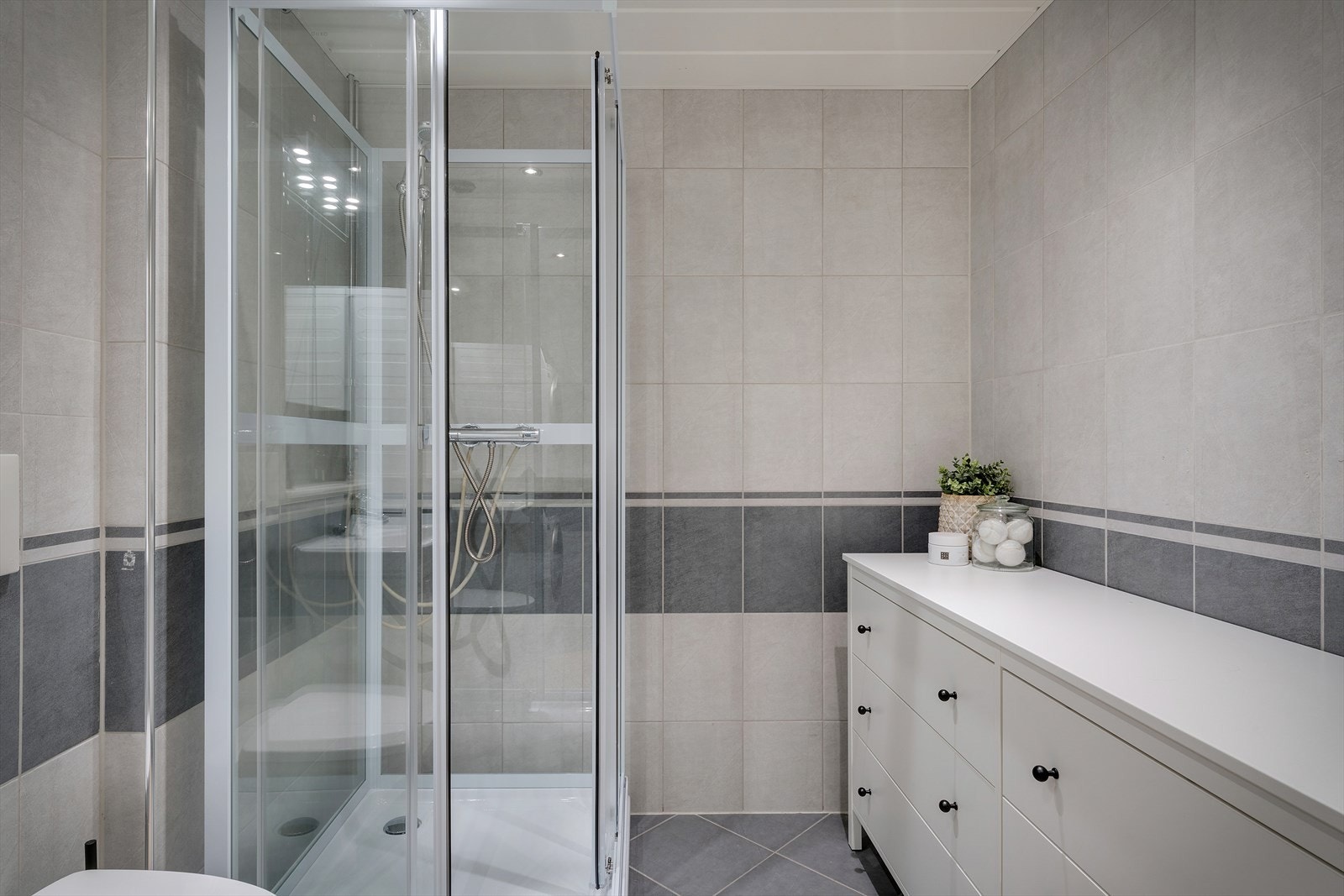 - Et romslig bad med alt du skulle trenge i hverdagen - Galleribilde