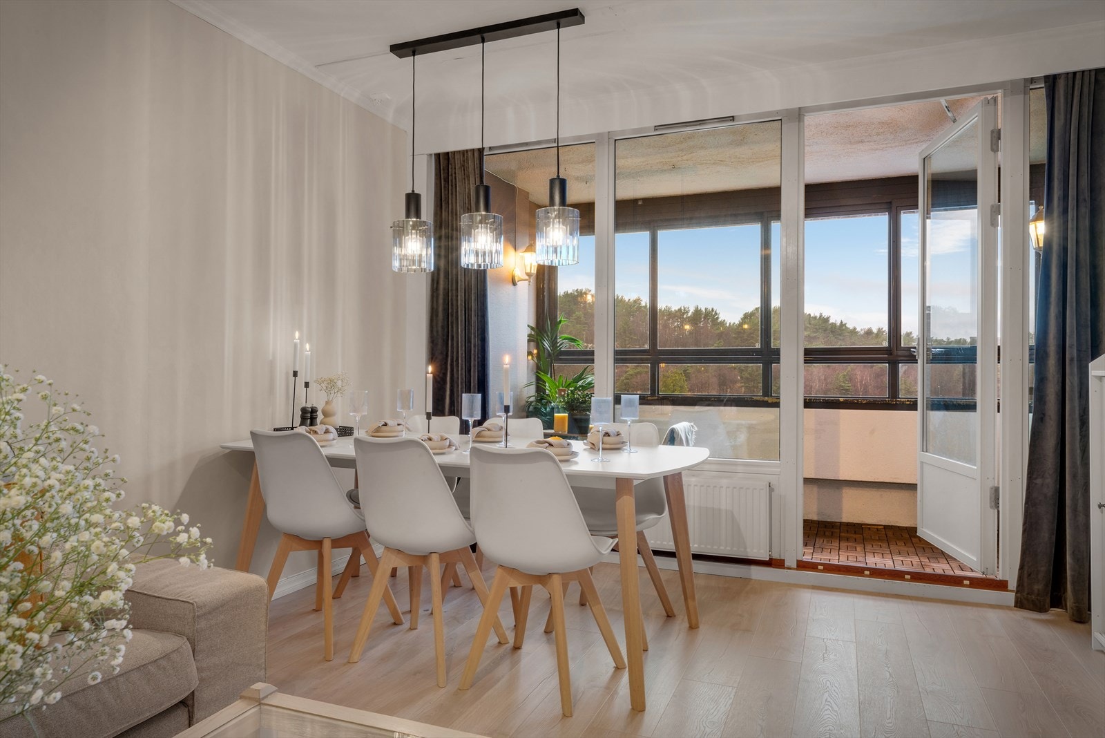 - Her har du god plass til å møblere med sofa og spisebord i hver sin naturlige sone - Galleribilde