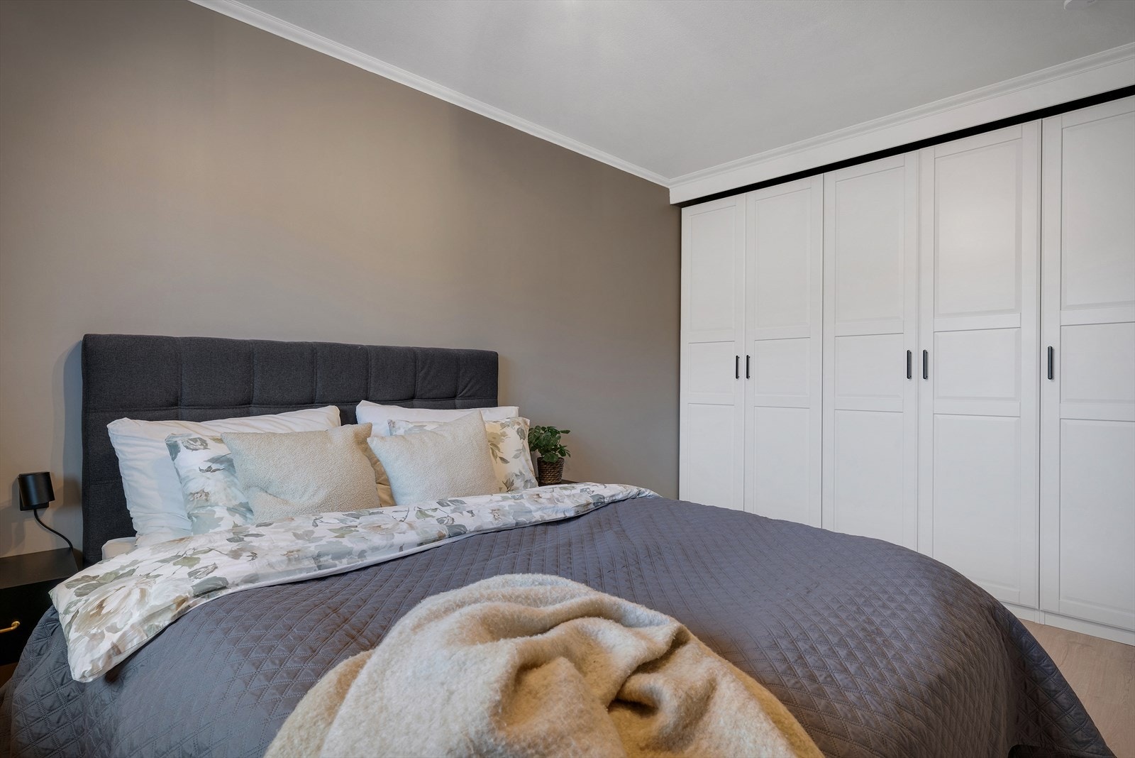 - Soverommet gir god plass til dobbeltseng og tilhørende møblering - Galleribilde