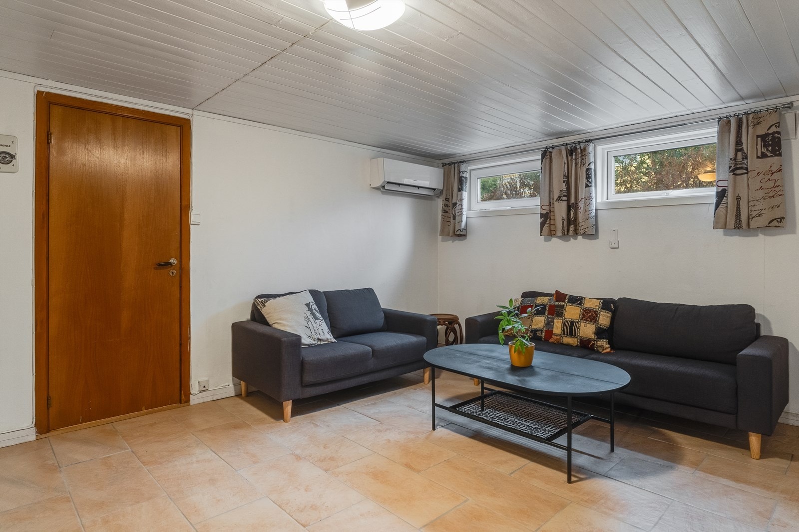 Kjelleretasjen har stue med god plass til sofagruppe og annen møblement. Galleribilde